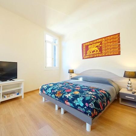 Ca' Circus 4 Rooms Wi-Fi Fibre Venesia Bagian luar foto