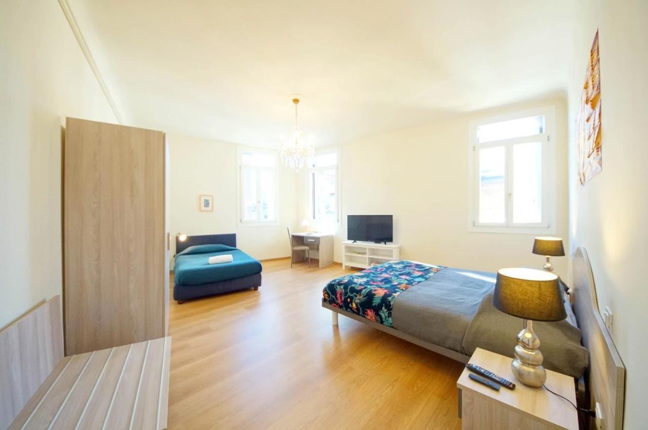 Ca' Circus 4 Rooms Wi-Fi Fibre Venesia Bagian luar foto