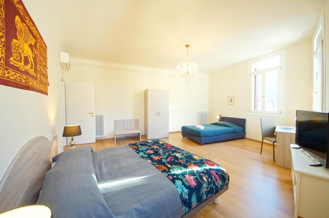 Ca' Circus 4 Rooms Wi-Fi Fibre Venesia Bagian luar foto