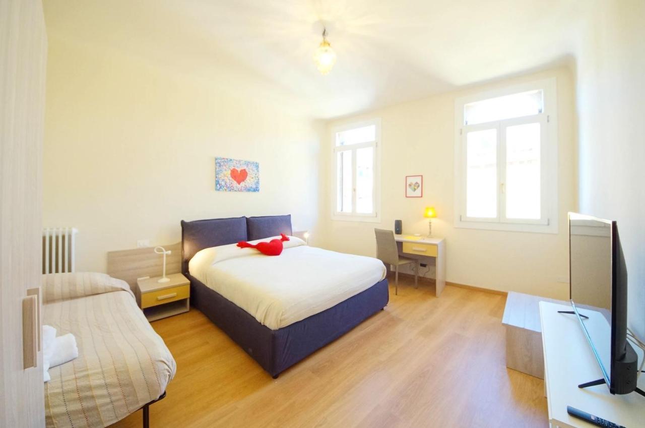 Ca' Circus 4 Rooms Wi-Fi Fibre Venesia Bagian luar foto